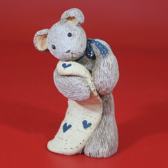 Gail Laura 1994 Vintage Bear Holding Blanket with Hearts Resin Figurine Signed - Picture 2 of 9